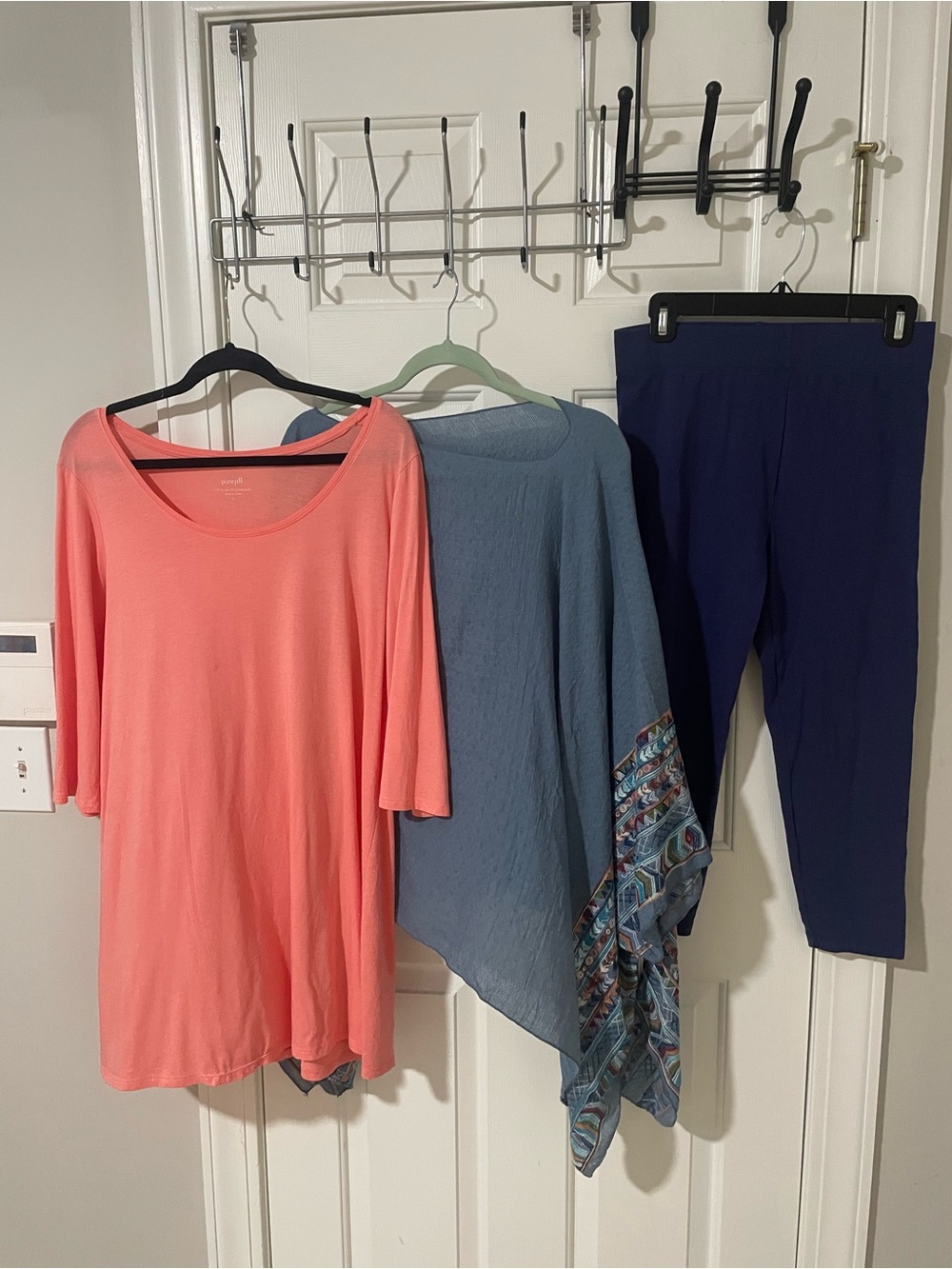 Coral Scoop Neck Tunic j Jill lg Slate Blue Poncho, Navy capri  Leggings Bundle
